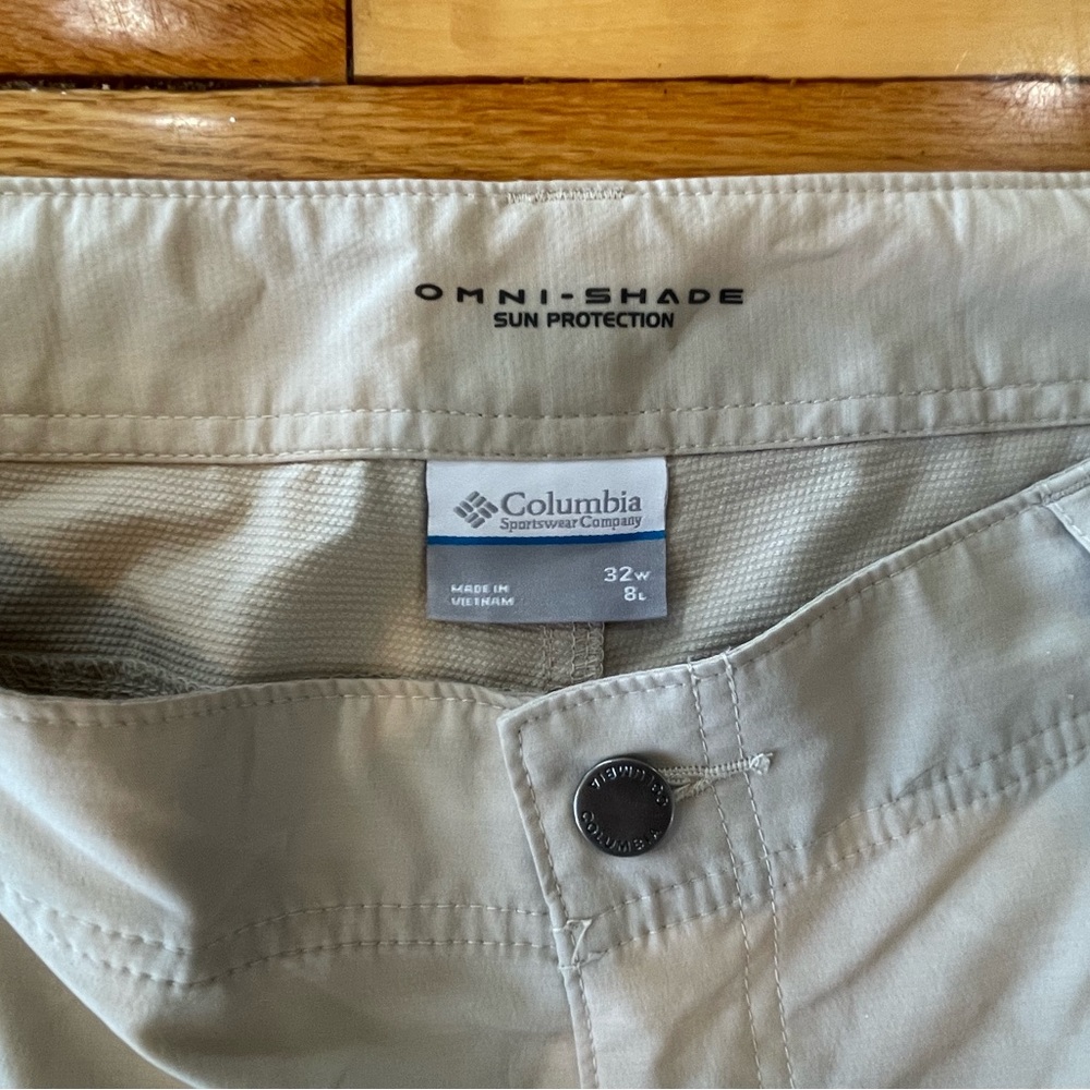 Men’s Columbia Omni shade shorts, size 32, off-white